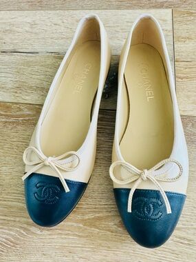 CHANEL Two-Tone Beige and Black Cap-Toe Ballet Flats